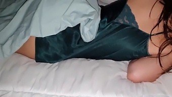 Je Surprends Ma Belle-Sœur Dans Sa Chambre Et J'Ai Des Rapports Sexuels Passionnés Avec Sa Chatte Mouillée