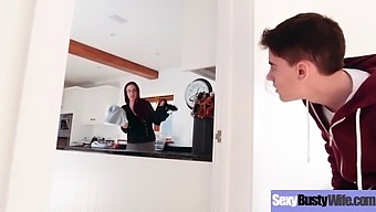 Emma Butts Sinnliche Begegnung Mit Einer Reifen Hausfrau In Einem Heißen Video