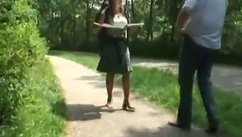 Eine Holländische Hausfrau Wird Im Wald Gefickt