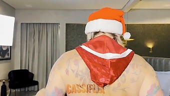 Frau Claus Beglückt Einen Braven Jungen Mit Ihrem Attraktiven Hinterteil!Streame Es Auf Cassiflix!