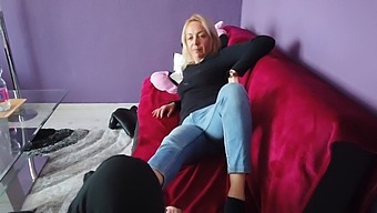 I Piedi Di Una Donna Bionda Ricevono La Loro Prima Adorazione In Questo Video Fetish