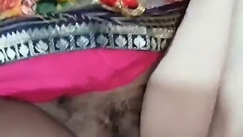 દેશી ગામની પત્ની એરોટિક ફિલ્મમાં બહાર પેશાબ કરે છે
