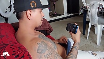 Volto Para Casa E Descubro Meu Enteado Sexualmente Excitado Acariciando Seu Grande Pênis Na Sala Da Frente - Narrativa Completa