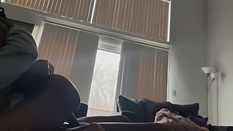 Grote Kont Babe Wordt Volgespoten Op De Bank
