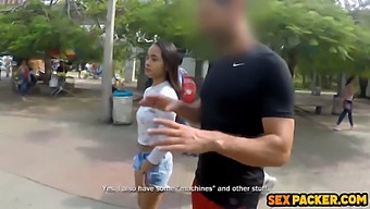 Linda E Esbelta Vixen Beijada Pelo Sol Preparada Para Penetração Anal Durante A Sessão De Fisioterapia