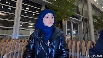 ندجا، یک زن محجبه ایرانی، به عنوان بخشی از یک تبادل جنسی برای بلیط هواپیما، در یک توالت و راهرو درگیر سکس مقعدی می شود
